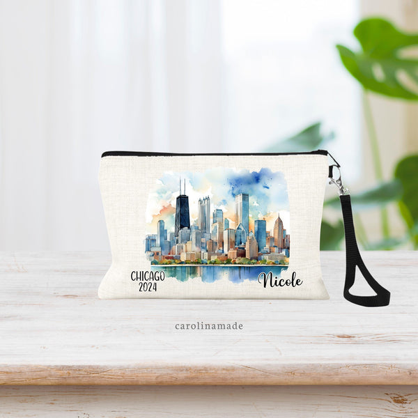 Watercolor Chicago Illinois scenery in the center of the bag. The right corner is personalized with your name. The left corner says Chicago and the current year.