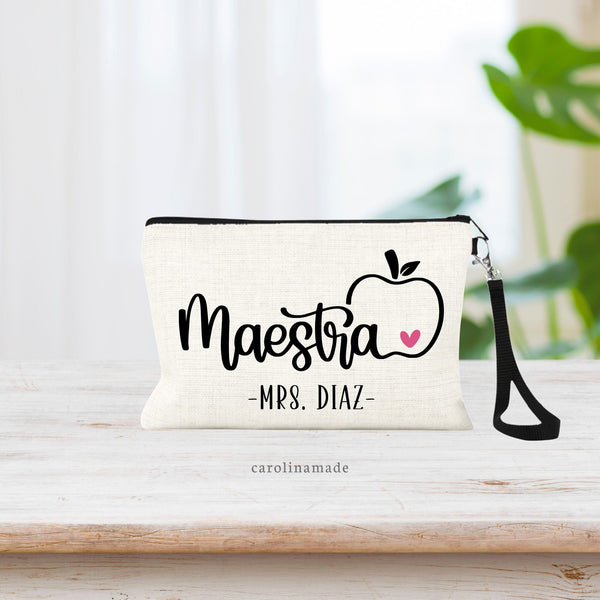 This linen zipper pouch makes the perfect maestra gift! It features the word maestra in the center connected to an apple with a pink heart. Personalize the bottom with your maestras name!
