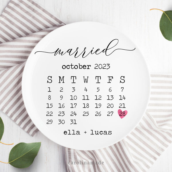 This personalized plate features a wedding calendar marking the date of your wedding. It is personalized with the month, day and year, and your names.